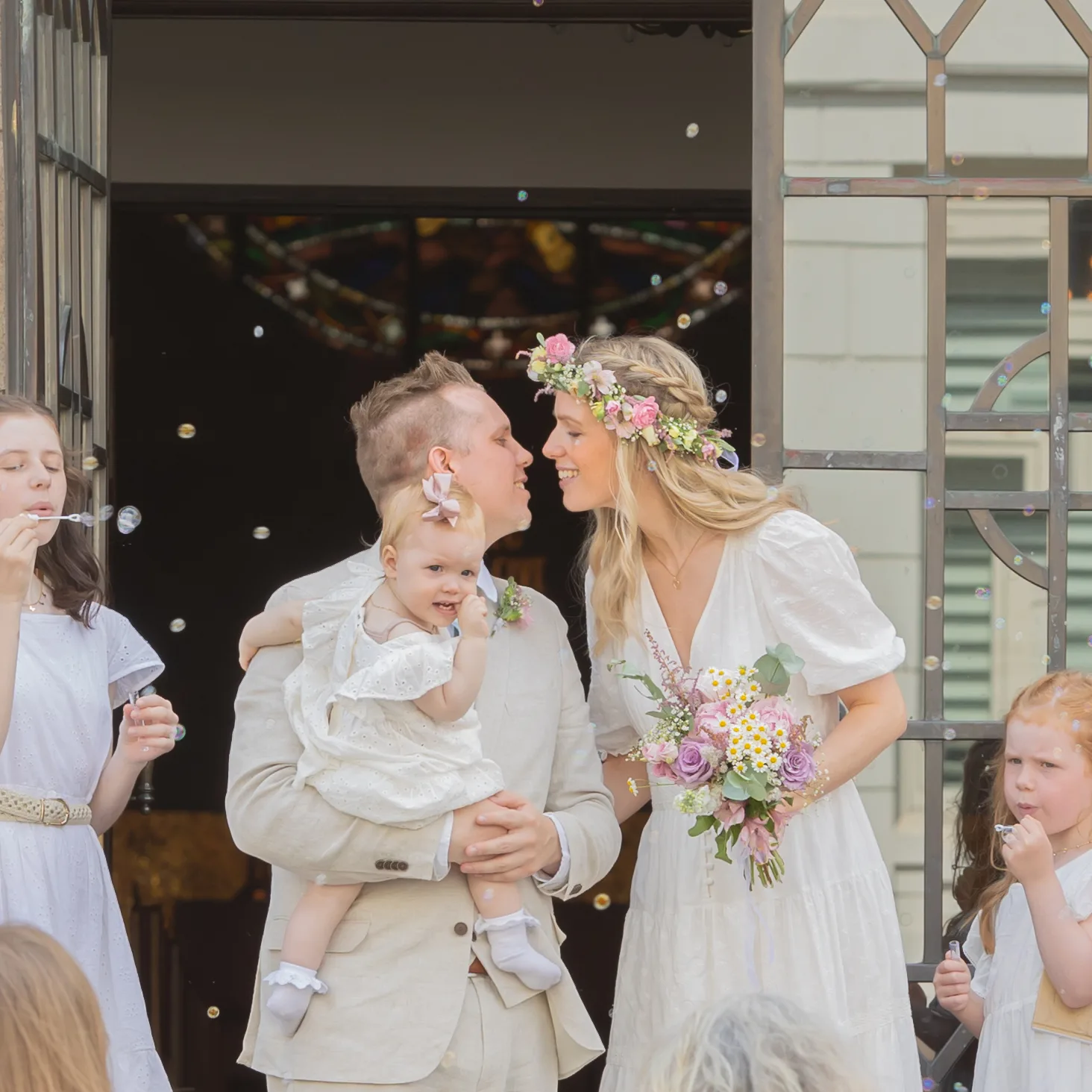 bryllupsfotograf drammen brudepar på kirketrappen