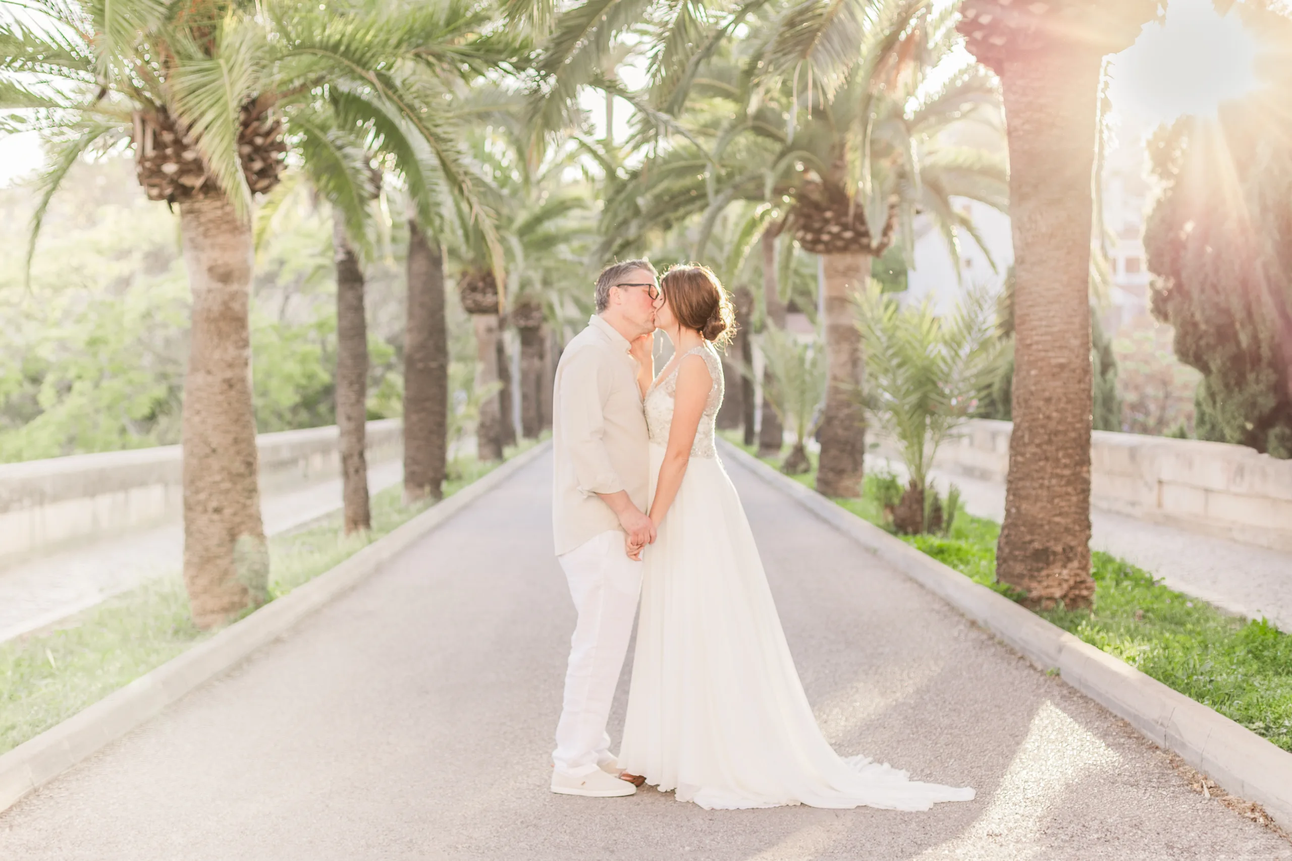 Par som gifter seg i utlandet omringet av palmer og sol