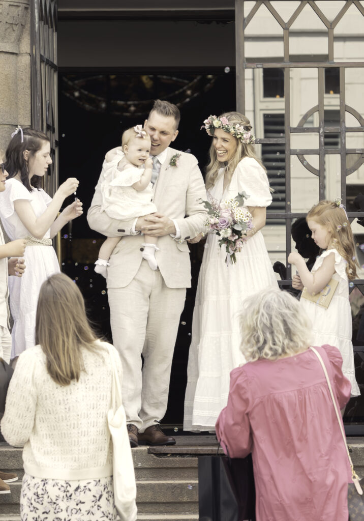 bryllupsfotograf drammen bryllupspar på kirketrappen