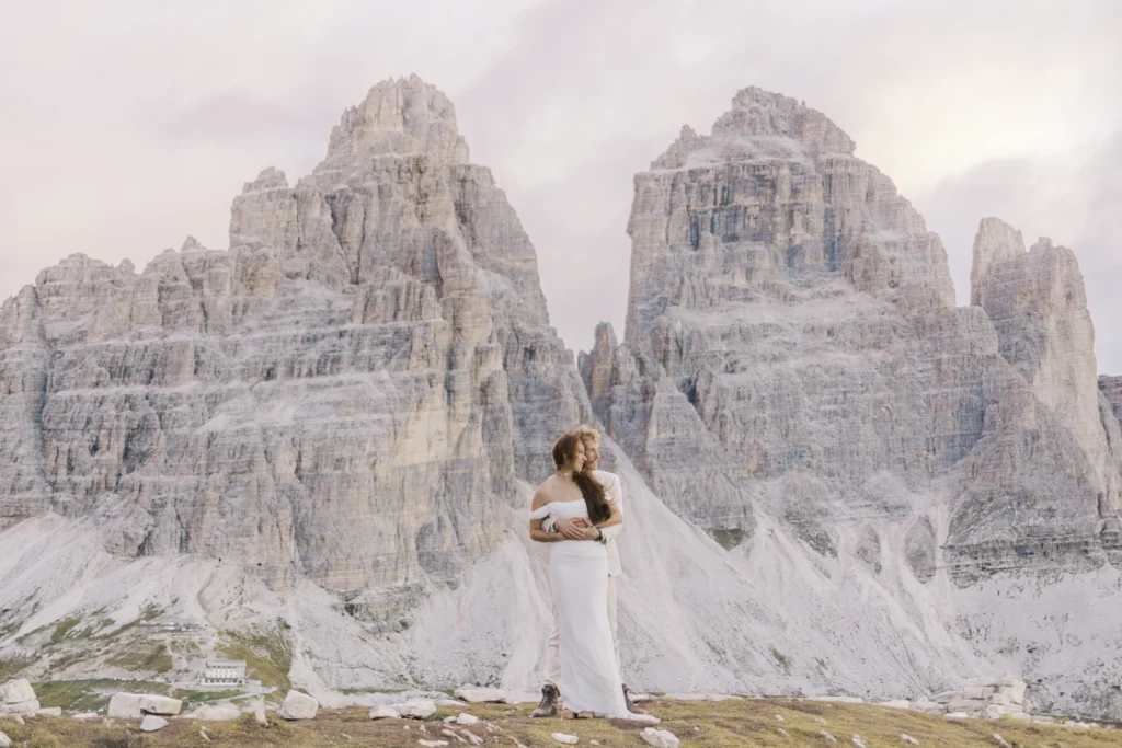 brudepar foran dolomittene i soloppgang, omgivelsene er omgitt av pastell farger